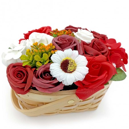 rosas rojas de jabón en cesta decorativa para regalo