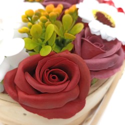 regalo original cesta de flores rojas hechas en jabon