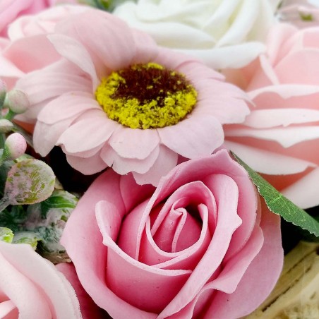 Flores de jabón en tonos rosas, cesta de mimbre especial para regalo