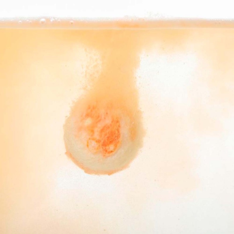 Bomba de baño con efecto efervescente, elaborada con aceites esenciales